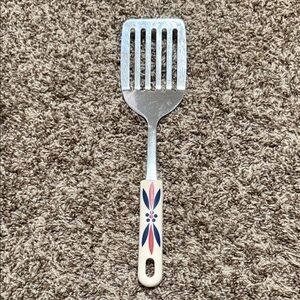 Temptations metal spatula